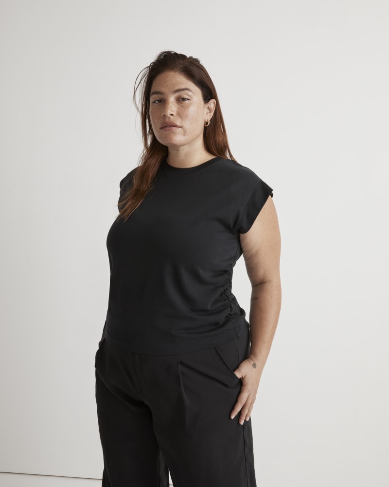 Front of a model wearing a size 1X Side Cinch Muscle Tank in True Black by Madewell. | dia_product_style_image_id:327709